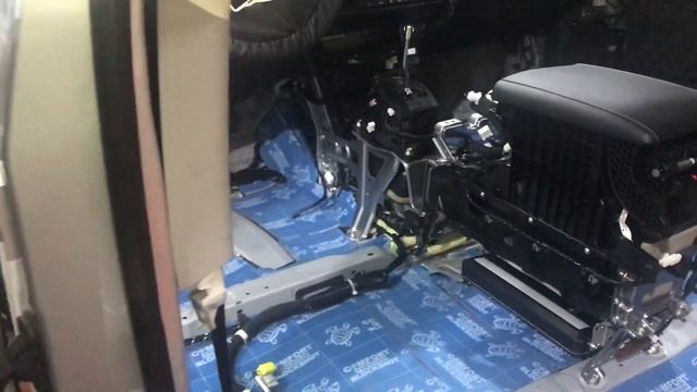 Шумоизоляция автомобиля Лексус РХ200 по варианту "Премиум" длилась 10 часов, можно собирать смотреть онлайн