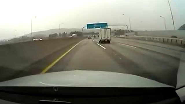 ЖЕСТЬ! Летающий грузовик в лоб из ниоткуда! смотреть онлайн