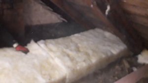 Как уложить минеральную вату между крышей и потолком