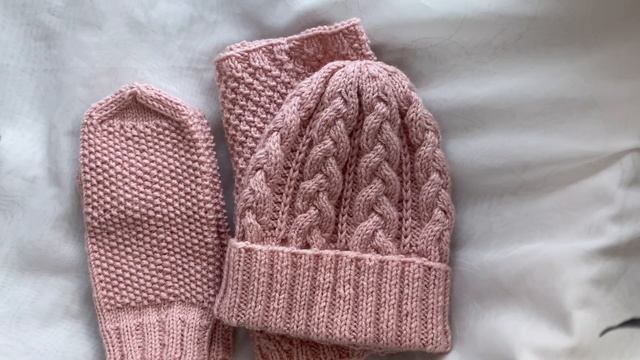 Женские шапки / Вязаные комплекты смотреть онлайн