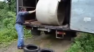 Горе-строители выгружают бетонное кольцо...