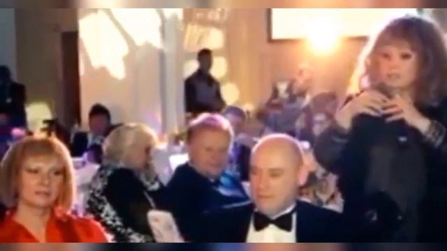«Любовь - чувство многогранное»: Алла Пугачёва произнесла напутственные слова молодоженам смотреть онлайн