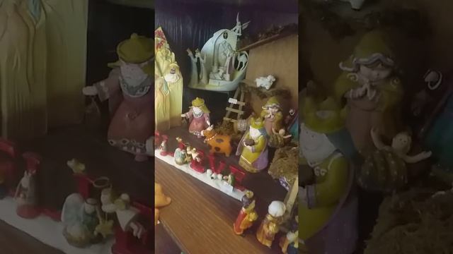 Angels . Guardian Angels . figurines . ceramics . porcelain . display . nativity scene . belen