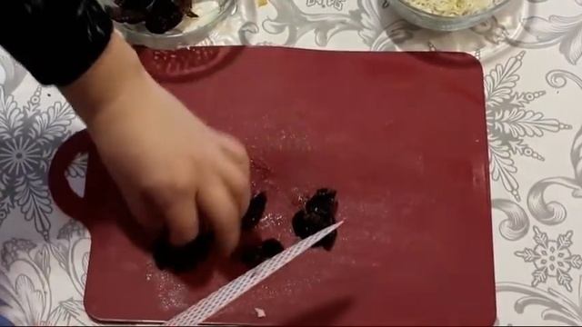 Ну, оОчень вкусный - Салат ЖЕНСКИЙ КАПРИЗ с Черносливом! Этот РЕЦЕПТ БЕСПОДОБЕН. смотреть онлайн