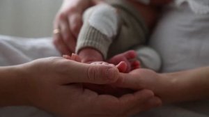 Нежное ньюборн видео о малыше. его родителях. Видео с ньюборн фотосессии новорожденного