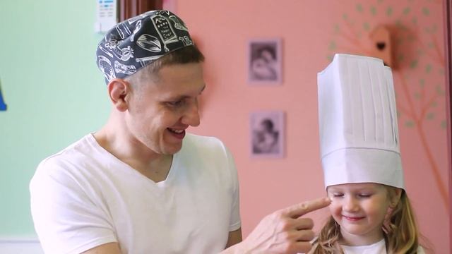 Ксюша и папа готовят оладьи на детской кухне
