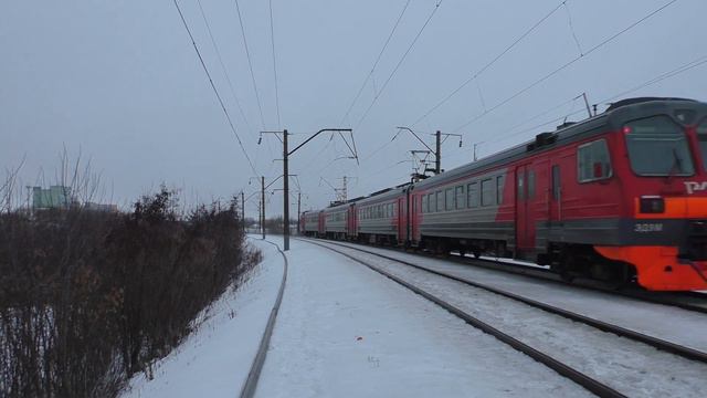 Электропоезд ЭД9М-0163 сообщением Кутейниково—Ростов-Главный прибывает на станцию Миллерово смотреть онлайн