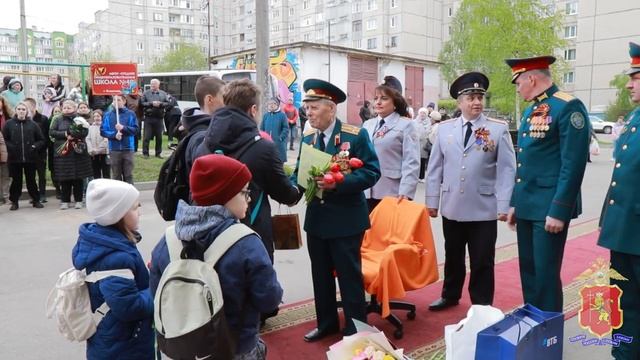 Во Владимире полицейские и представитель Общественного совета поздравили с Днём Победы ветеранов