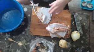 Соленая кета в масле с луком и черным перцем, slowmo