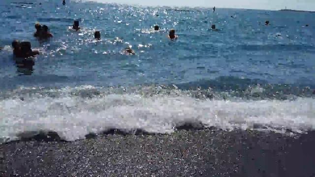 Люди отдыхают на  Черном море.