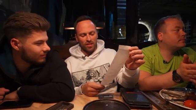 Блогер Алексей Столяров показал подписчикам, как тратит десятки тысяч в ресторане