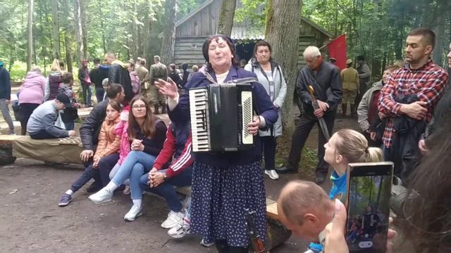 Раиса Горбач играет на аккордеоне у костра в Хованщине смотреть онлайн