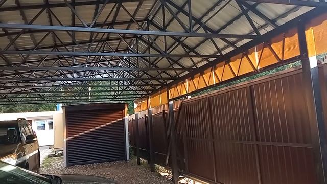 Двухскатный навес с ломаной крышей из металлочерепицы