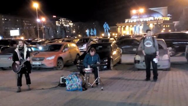 Выступление уличных музыкантов на площади Ленина в центре Новосибирска смотреть онлайн
