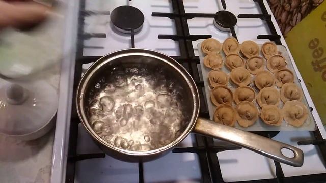 Пельмени из цельнозерновой муки и из пшеничной. смотреть онлайн