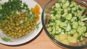 Простой салат с горошком