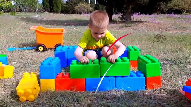 Илья и Артём строят детские игровые домики из большого цветного конструктора смотреть онлайн