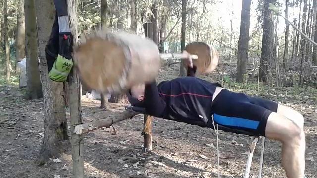 С первомаем! Жим штанги лежа 130 раз.