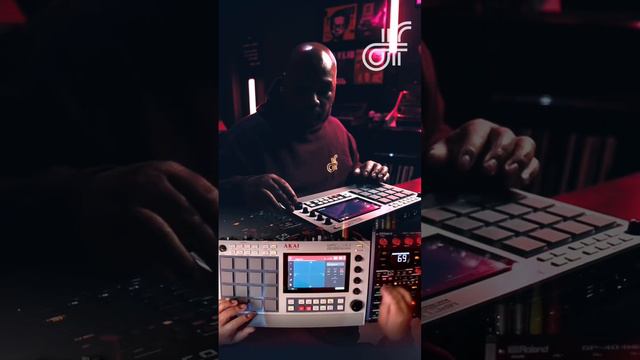 Beat making on the Akai MPC Live II Retro Edition #boombapbeats #beatmaker #mpclive2retro