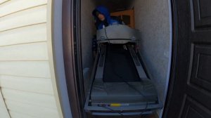 Таскаем снег с ограды в огород. Взяли беговую дорожку