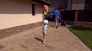 Балансир и супер шлем M-cro Катя учится ездить на беговеле Катаемся на велобеге