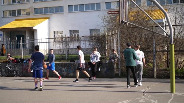 Профи притворился ДЕДОМ на баскетболе | Old Man basketball prank