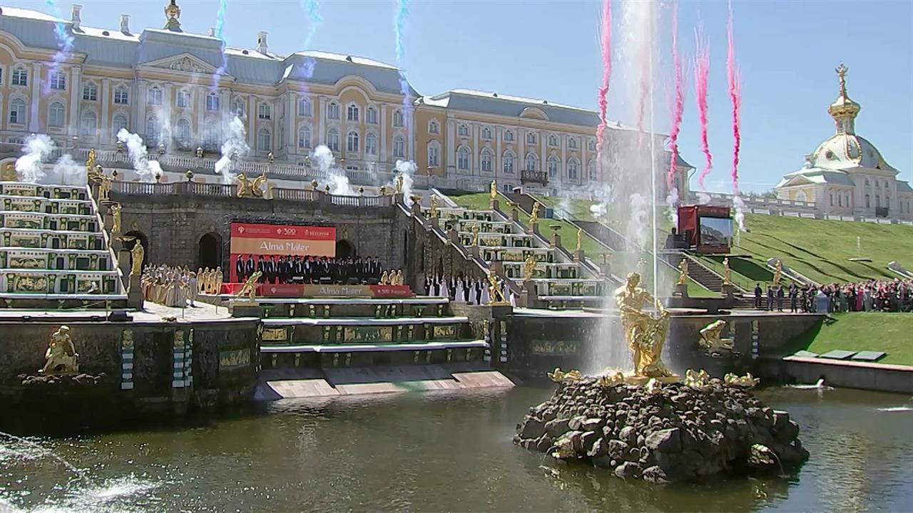 В Петергофе проходит весенний праздник фонтанов