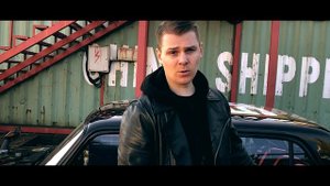 Почему столько много логотипов в дизайне 2105 «Gratch»?