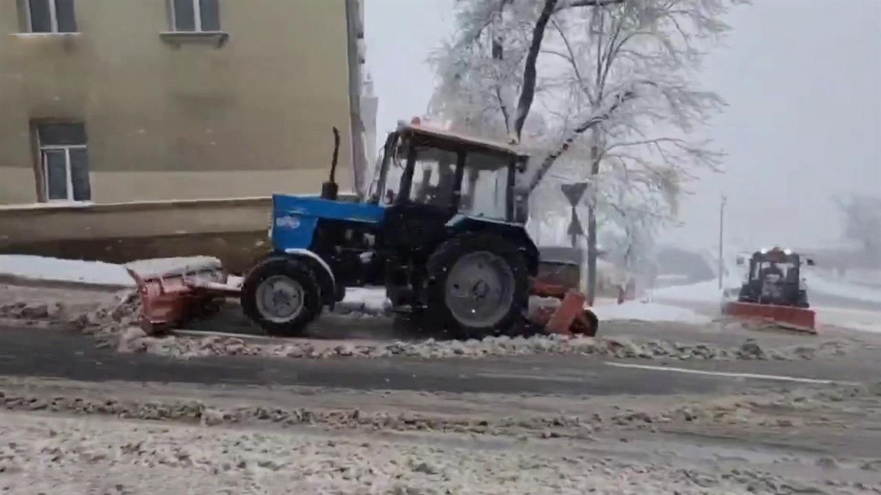 Снежные циклоны обрушились на Владивосток и Петербург, а в Москве оттепель и лужи