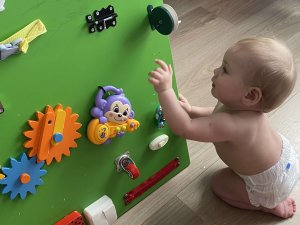 Как сделать бизиборд для ребенка своими руками