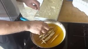 Обработка заготовок поплавков в льняном масле.
