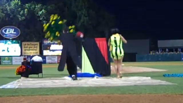 Quick Change Performance - Kane County Cougars Game 2011 смотреть онлайн