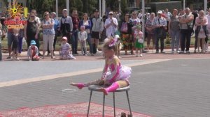 «Кукла - Катя», показательное выступление на улице города Минска. Юная акробатка на руках.