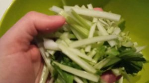 Как приготовить салат из сельдерея, чтобы он был сочным и вкусным?