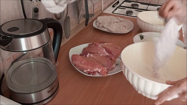 Отбивные из свинины (без отбивания) в сухарях.