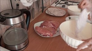 Отбивные из свинины (без отбивания) в сухарях.