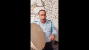 дед с барабаном и палочками стучит по барабану
