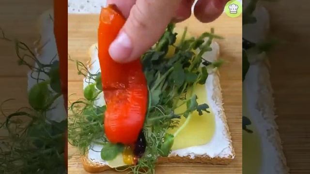 Горячий сэндвич со сладким перцем и сыром.