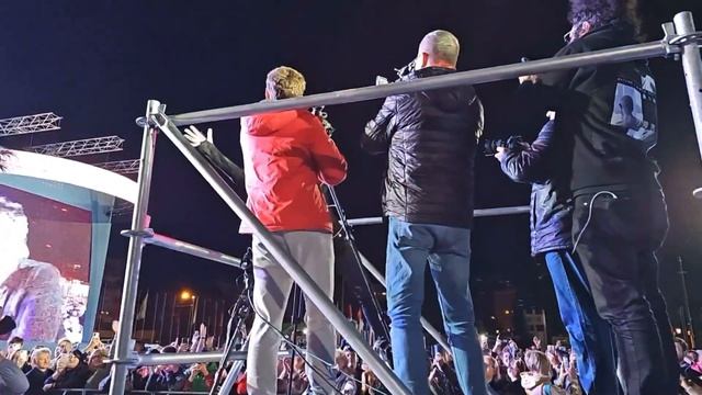 Давай, показывай меня — Дмитрий Колдун зажег зрителей на пл. Куйбышева в День города смотреть онлайн