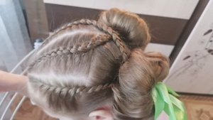 Яркая и красивая прическа для девочки.