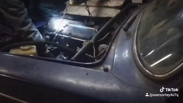 вынули мотор с помощью подъёмника