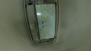Замена лампочки в центральном плафоне Toyota RAV4 XA50