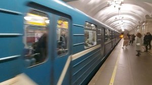 Прибытие метропоезда на станцию Пушкинская, Санкт-Петербург