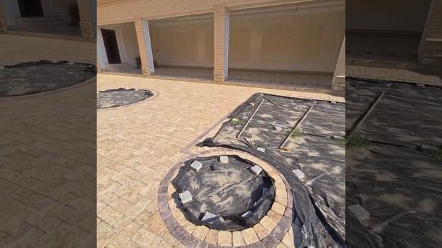 ОРИГИНАЛЬНЫЕ ЗЕЛЕНЫЕ ЗОНЫ И КРАСИВОЕ ПАНО В УЖЕ МОДНОМ ДВОРИКЕ смотреть онлайн