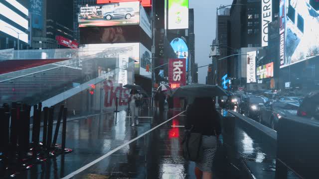 Walking in the Rain in Manhattan, NYC (Binaural City Sounds) 4k Rain Ambience. смотреть онлайн