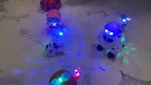 Crazy robots spinning in the darkness. Dancing robots toys. Роботы танцоры пляшут в темноте.