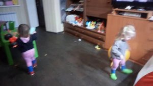 Малыши танцуют танец из криминального чтива