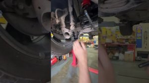 Установка удлинителя амортизатора TM Houberk на Nissan Leaf