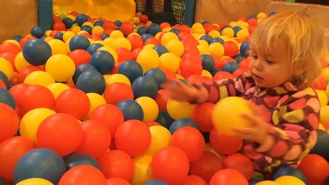 Алина в парке развлечений Funky town. Entertainment for kids. смотреть онлайн