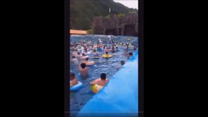 В китайском аквапарке внезапное цунами не дало людям шанса.